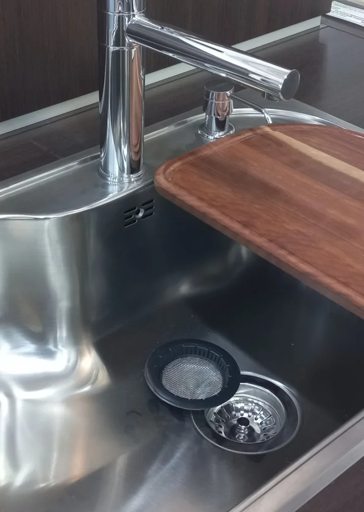 Filtro para bacha DF instalado en una bacha de cocina de acero inoxidable, vista de cerca