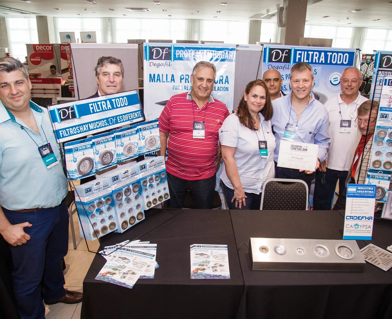 El equipo de DF Degafil en su stand